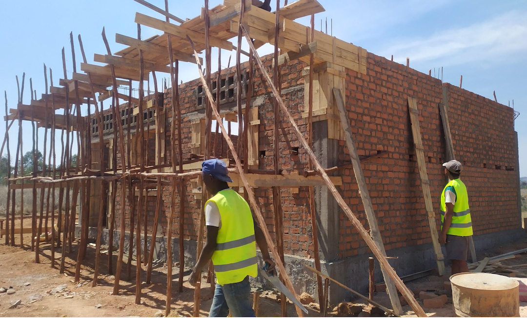 Une nouvelle salle de classe en construction à Antsaonjombe