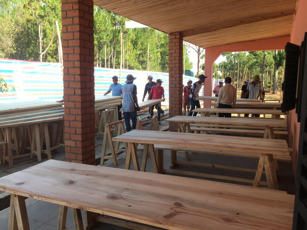 Installation des tables par les jeunes leaders paysans